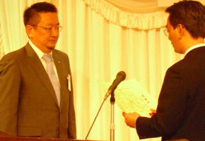 才津喜彦直前理事長への感謝状の贈呈